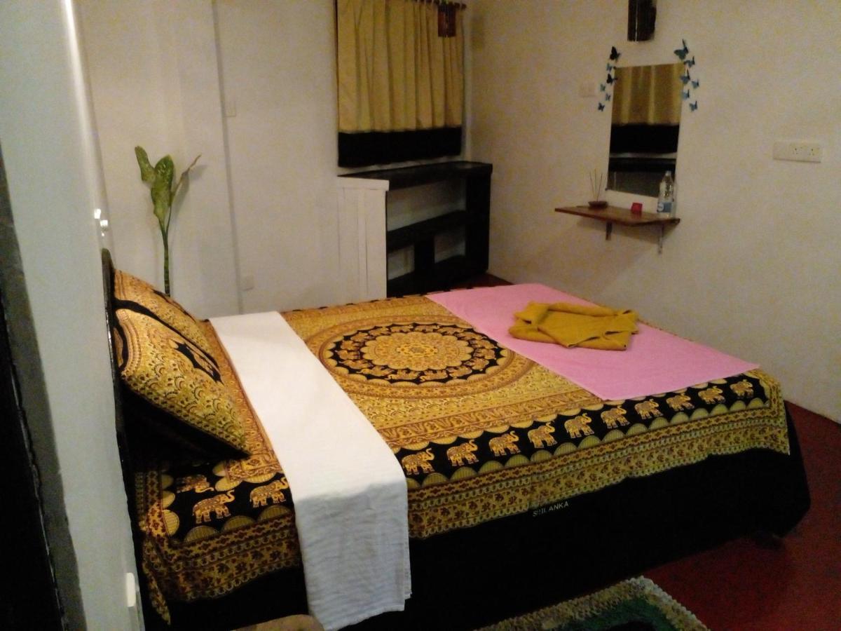 Malika'S Yellow House Hikkaduwa Dış mekan fotoğraf