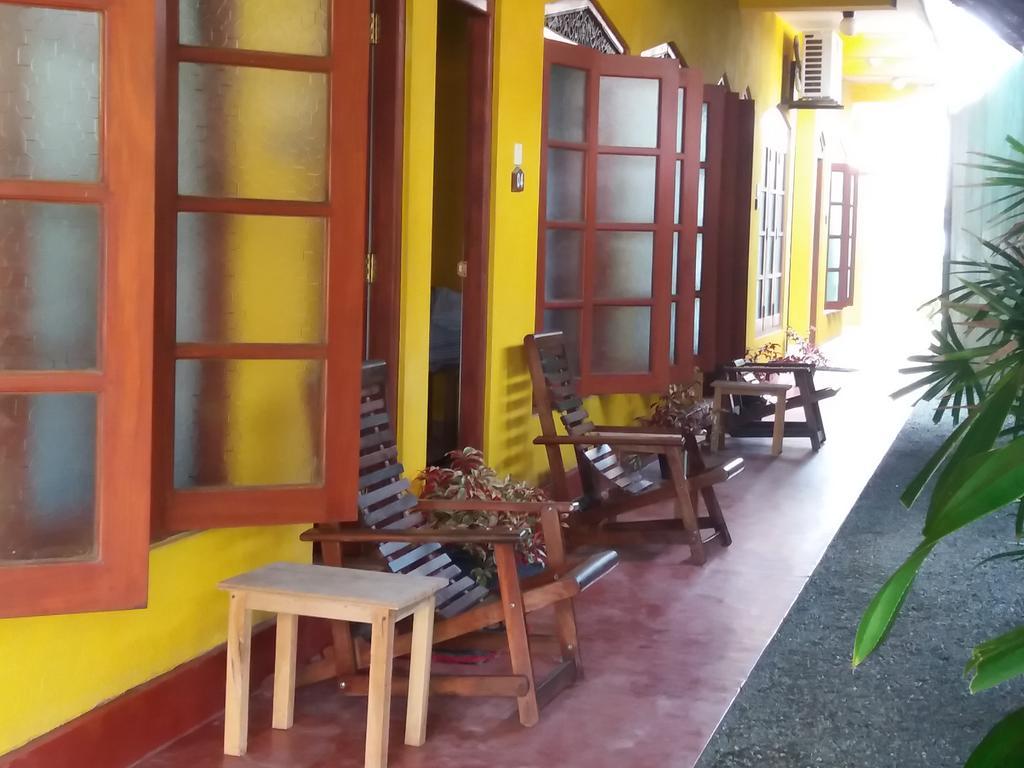 Malika'S Yellow House Hikkaduwa Dış mekan fotoğraf