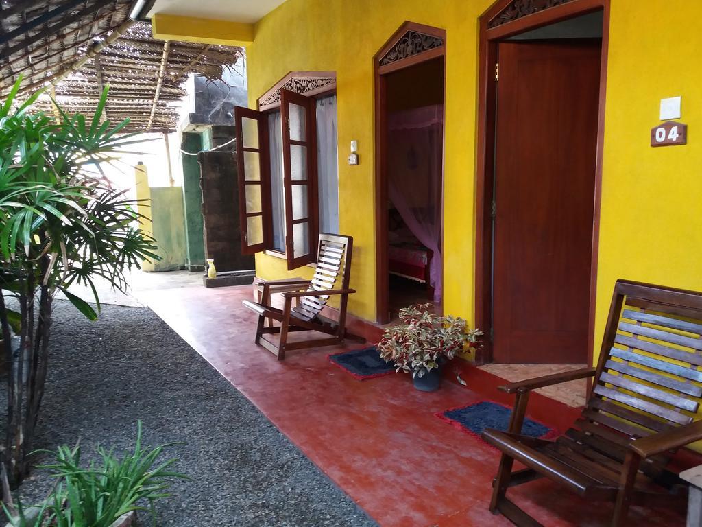 Malika'S Yellow House Hikkaduwa Dış mekan fotoğraf